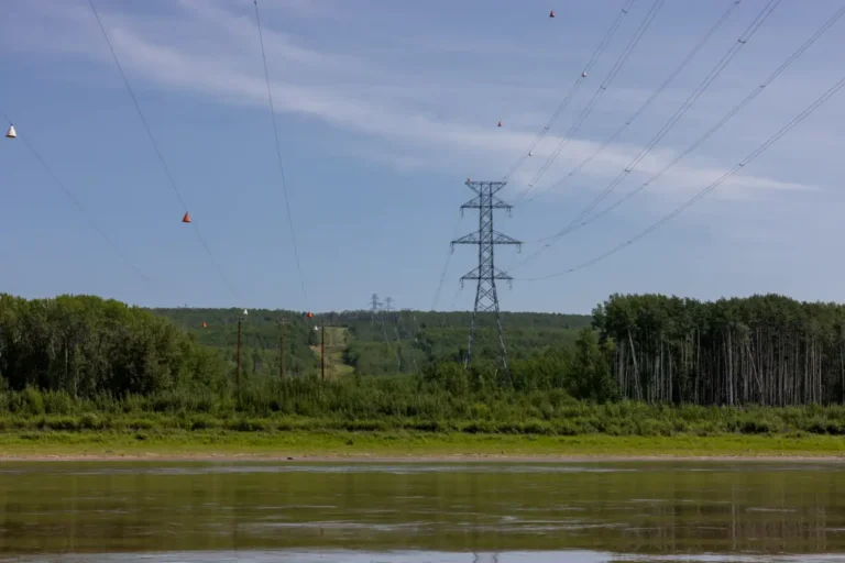 KM376HighTensionPowerlineRiverGuidePeacePaulLavoieImages 3 768x512